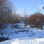 800px-Creek_covered_by_ice_and_snow_in_winter